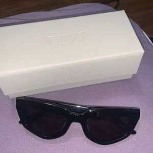 New dezi sunglasses on read (black)